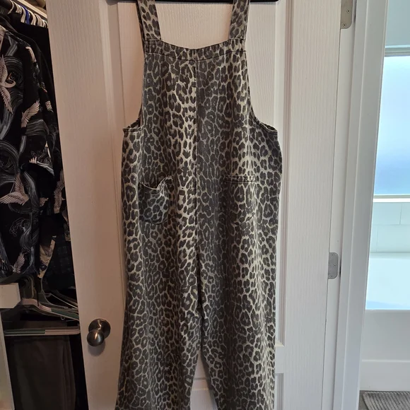 Easel Gray Leopard Print Apparel - Picture 2 of 3